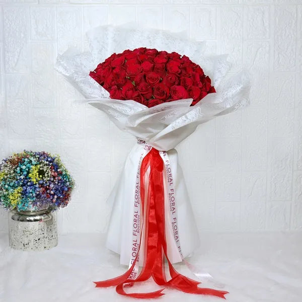 100 red roses bouquet wrapped in white paper top view 2