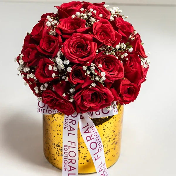 30 red roses and gypsophila in a glass vase top view 2