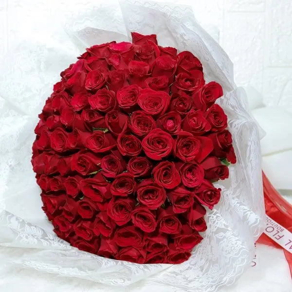 100 red roses bouquet wrapped in white paper front view 3