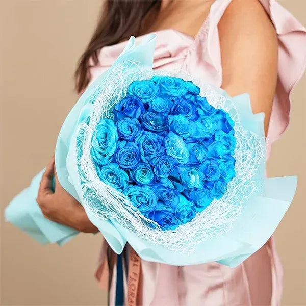 30 blue roses bouquet side view